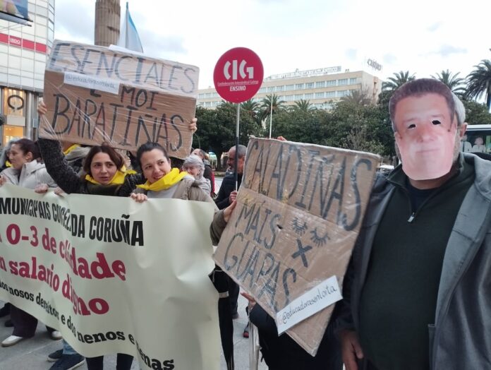 As traballadoras da Rede de Escolas Infantís coa careta do Concelleiro