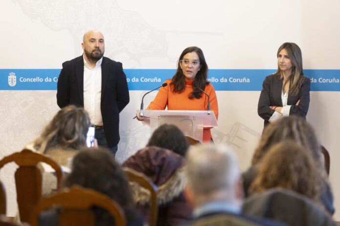 A alcaldesa da Coruña, Inés Rey, presenta o plan de centros cívicos municipais xunto con Lage Tuñas e Nereida Canosa. ANDY PÉREZ