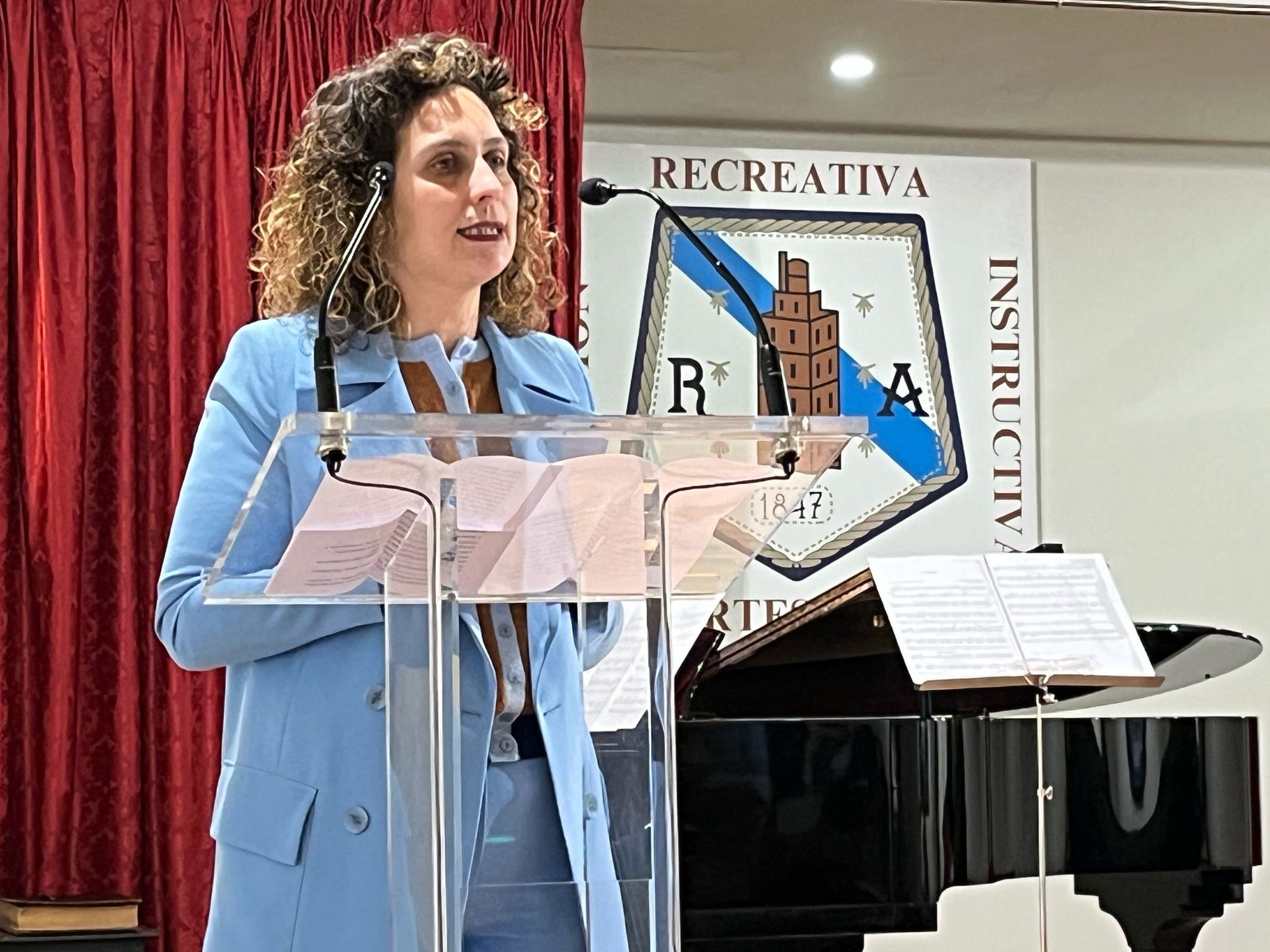 Avia Veira, durante o acto conmemorativo do 178º aniversario do Circo de Artesáns, no que se nomeou a Manuel Rivas 'Coruñés do ano'. DEPUTACIÓN DA CORUÑA