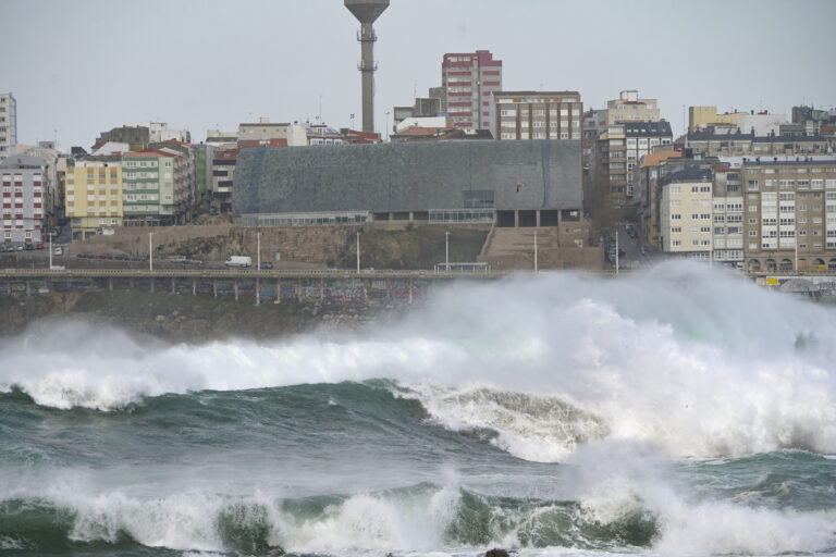 A borrasca Martiño obriga a activar a alerta laranxa por temporal costeiro na Coruña