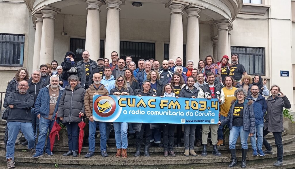 Asemblea CUAC 22 03 25 grupo con pancarta seria