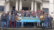 Asemblea CUAC 22 03 25 grupo con pancarta seria