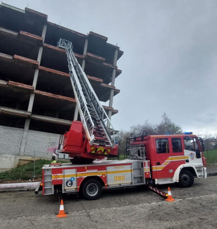 Bombeiros edificio abandonado