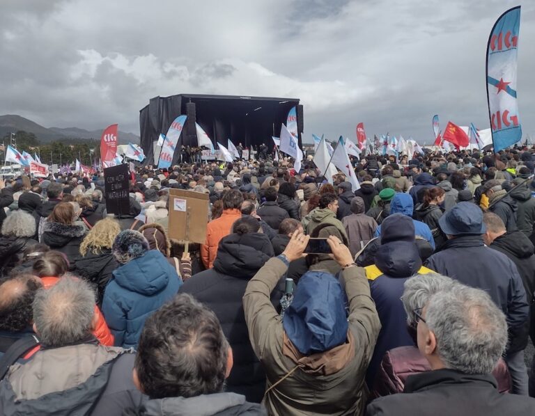 Manifestacion na Pobra contra Altri e as Mina de Touro