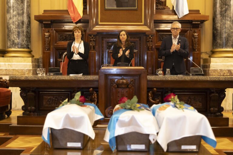 O Concello da Coruña acolle a entrega ás súas familias dos restos de tres vítimas do franquismo en 1936