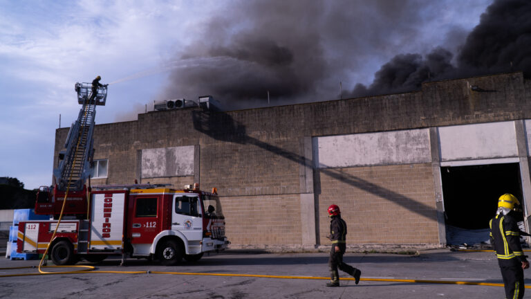 Arde unha nave de Profand no porto de Sada
