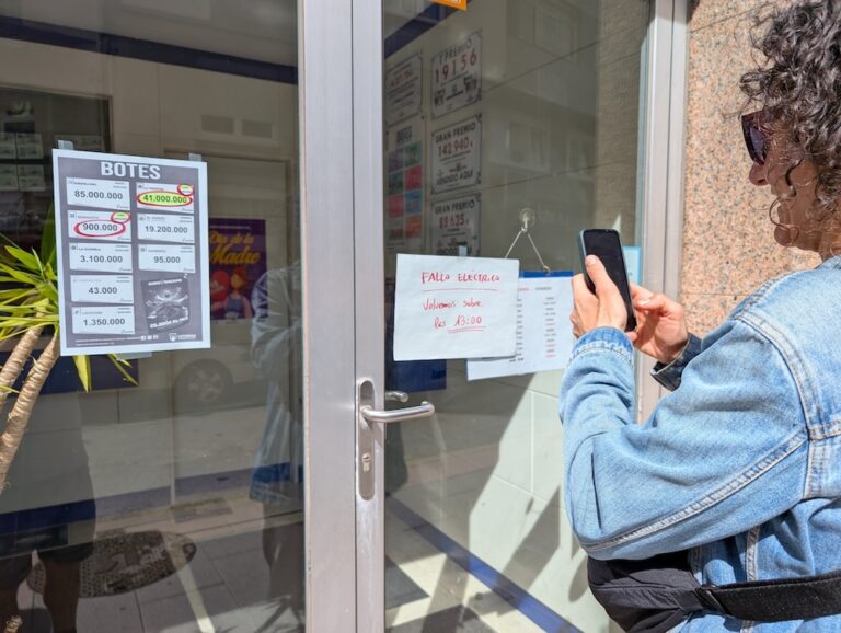 Un cartel optimista nun comercio ante o apagón