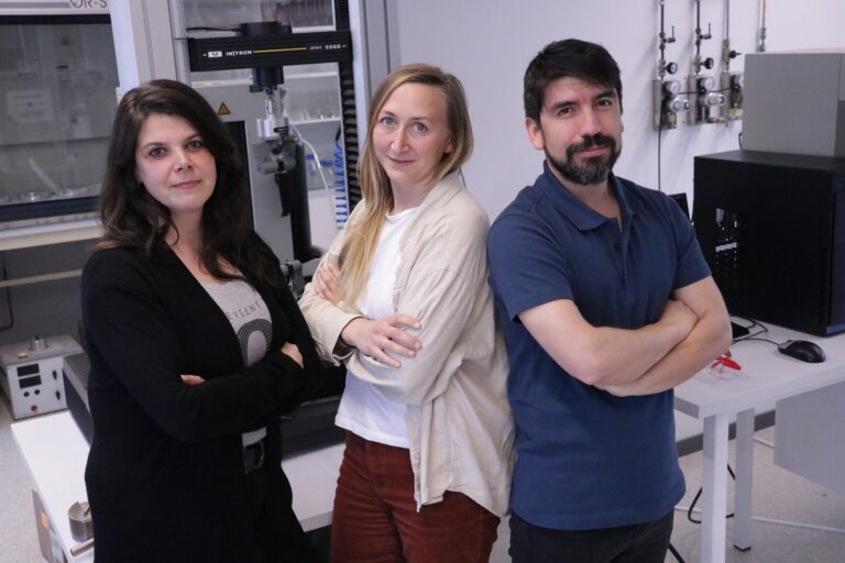 Investigadores da UDC e do Instituto Leibniz desenvolven un bioplástico autorreforzado para envases sustentables