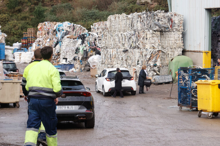 Aparece o corpo dun home dentro dun colector de papel na zona de Penamoa