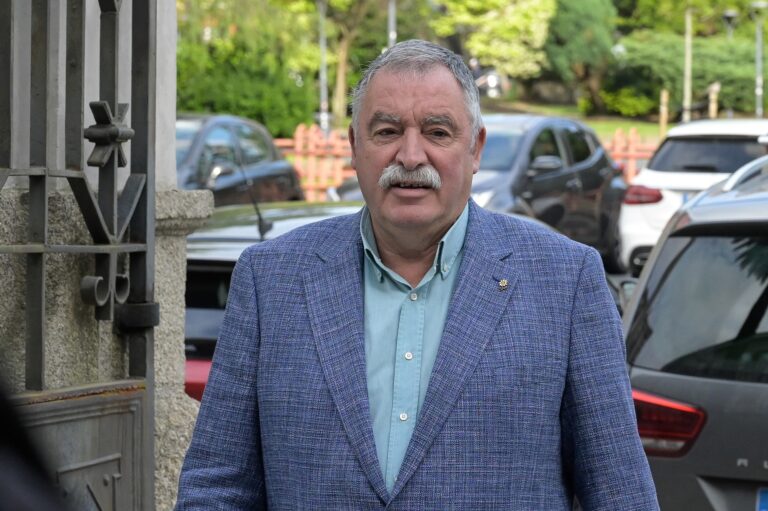 Fiscalía mantén a súa petición de condena para o alcalde de Oleiros pola derriba da Casa Carniceiro