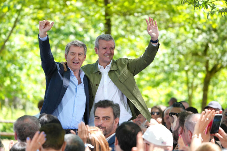 Feijóo recibe unha caixa con máis de 2.000 firmas na ‘romaría’ do PP provincial