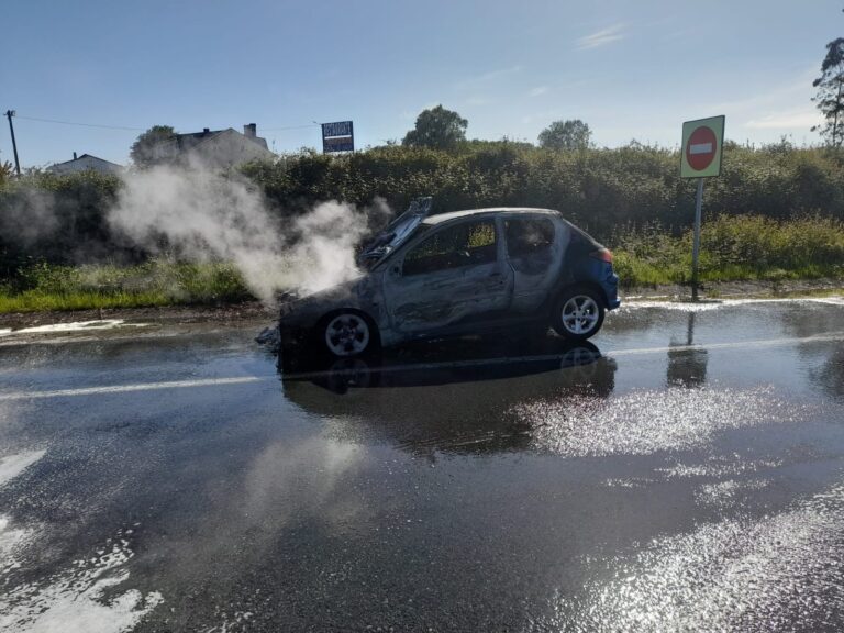 Arden dous coches en menos de hora e media na Coruña
