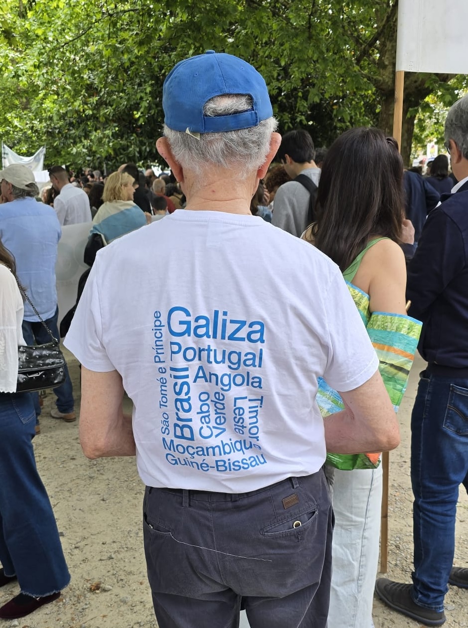 Enrique Saez coa camiseta Galego por Diante na manifestacion das Letras Galegas 2