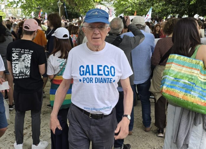 Enrique Saez coa camiseta Galego por Diante na manifestacion das Letras Galegas