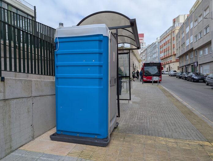 Algunhas paradas como a de Monte Alto xa teñen urinarios públicos