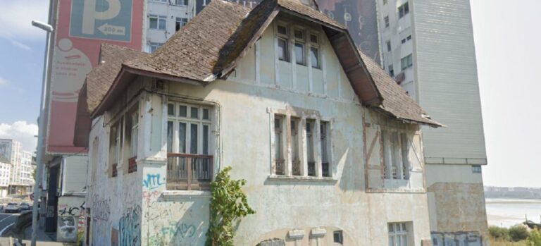A Audiencia da Coruña xulga o alcalde de Oleiros pola demolición da Casa Carniceiro
