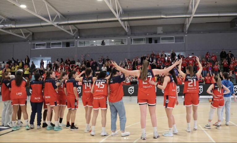 Xogadoras do Maristas na semifinal de ascenso a Liga Challenge en Vilagarcia