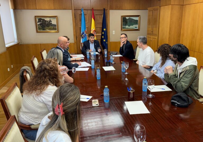 O Goberno comprométese ante cooperativistas de Xuxán a garantir o “cáracter social” das vivendas
