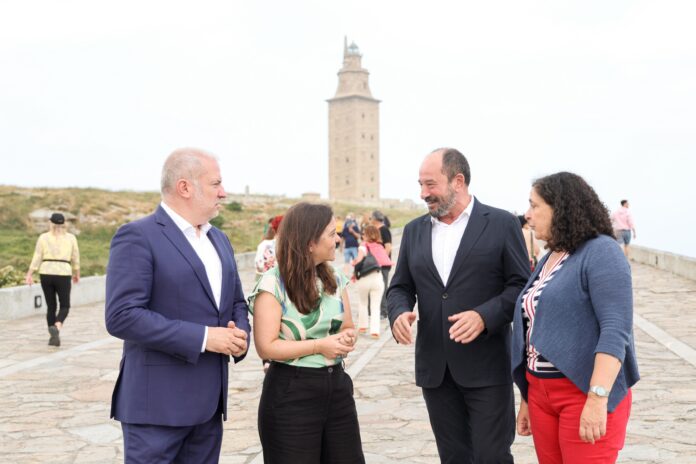 Ao acto, asistiron o director de Turismo de Galicia, Xosé Merelles; a alcaldesa da cidade herculina, Inés Rei; o concelleiro de Cultura e Turismo do consistorio, Gonzalo Castro; e a delegada territorial da Xunta na Coruña, Belén Docampo. ANDY PÉREZ