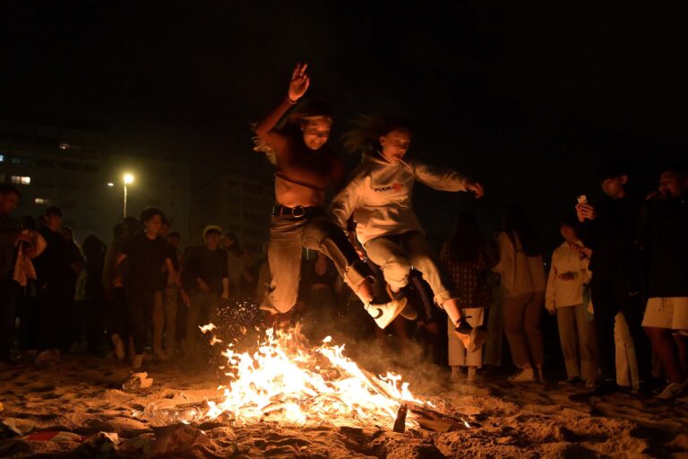 Empezan os traballos para montar a falla do San Xoán da Coruña