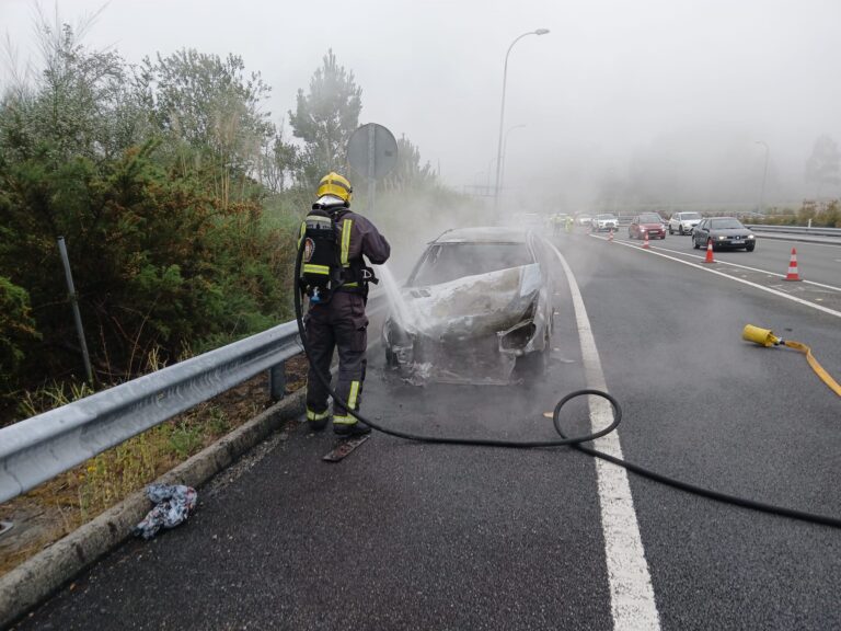 Pequeno lume forestal na saída do aeroporto de Alvedro tras arder un coche