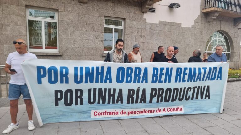 Mariscadoras da Ría do Burgo urxen unha solución mentres non poidan volver faenar