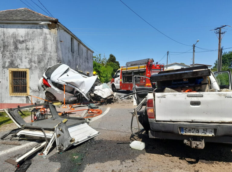 Un falecido e dous feridos nunha colisión entre dous coches en Oza-Cesuras