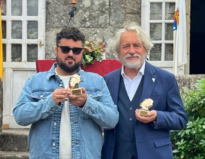 Alberto Pombo e Manolo Rivas recibindo o premio