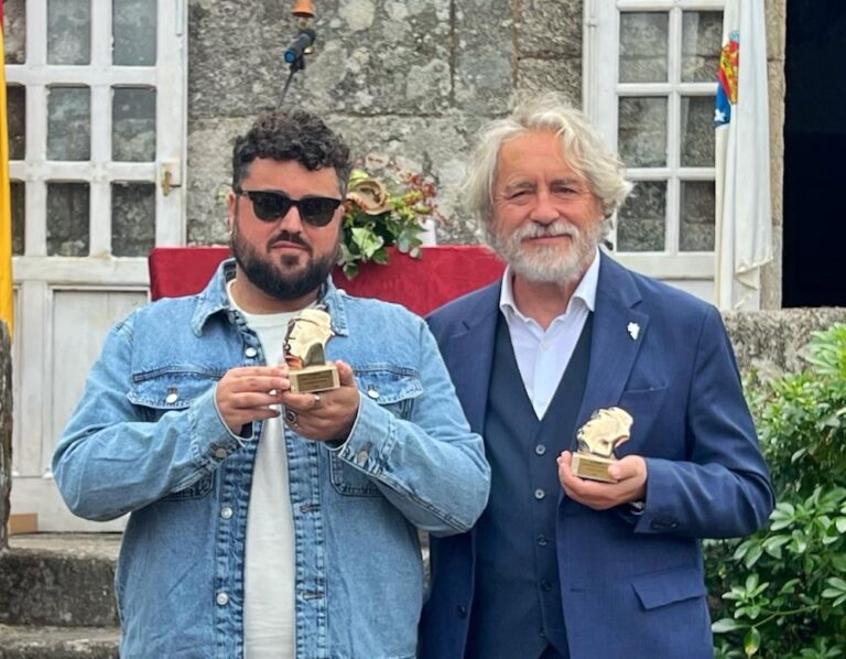 Alberto Pombo e Manolo Rivas recibindo o premio