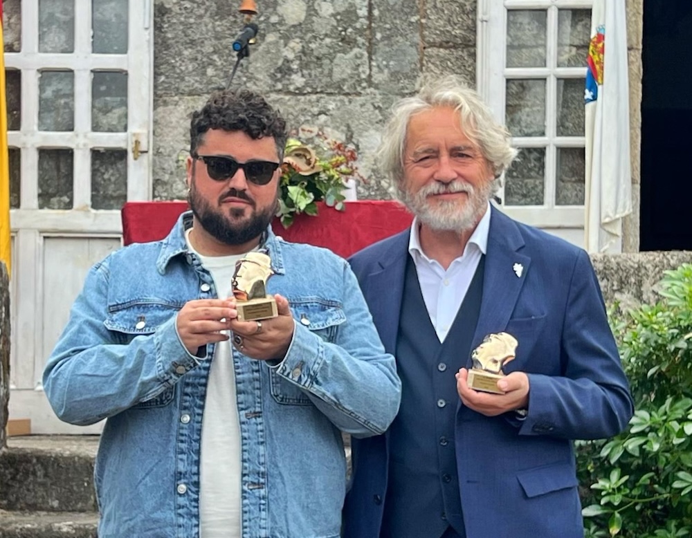Alberto Pombo e Manolo Rivas recibindo o premio