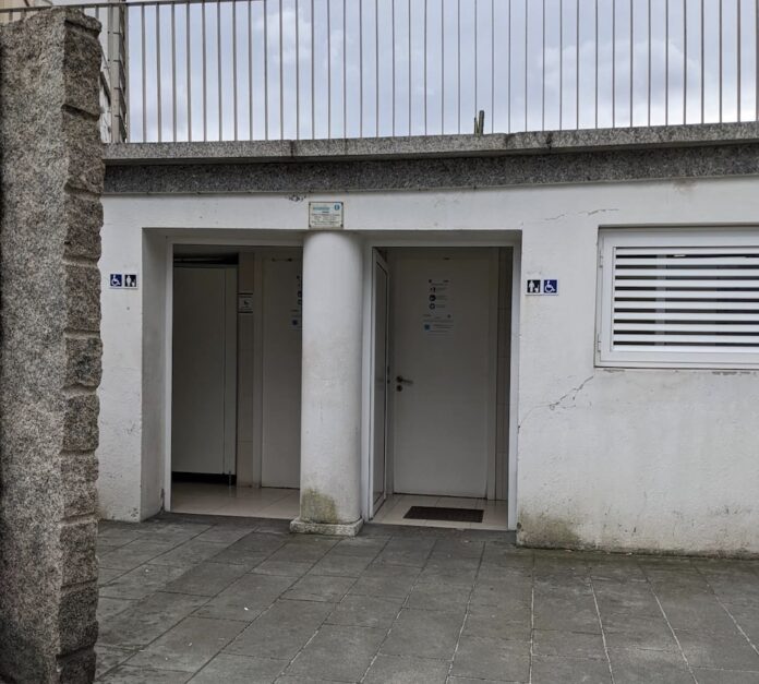 Baños publicos da praia de Riazor
