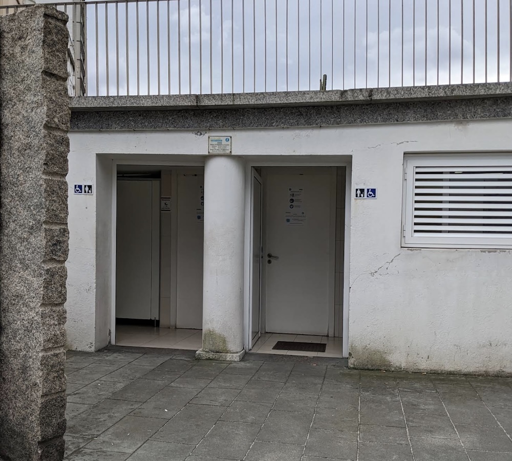 Baños publicos da praia de Riazor