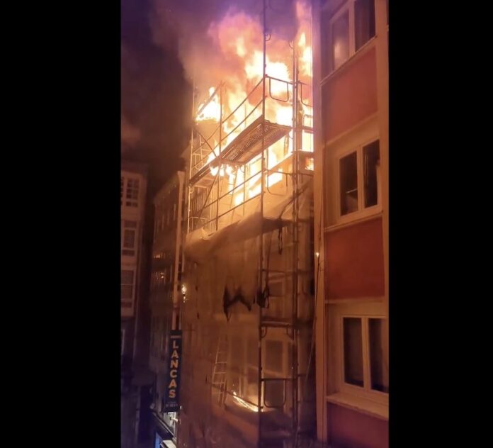 Incendio nun edificio da Rua da Barrera-Coruna-@celtismo10