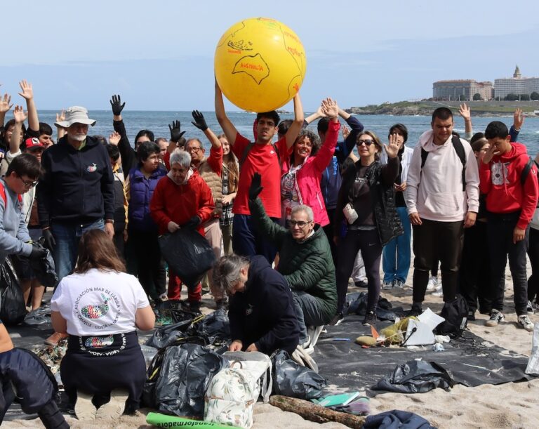 Cando limpar praias é un verdadeiro exercicio de inclusión