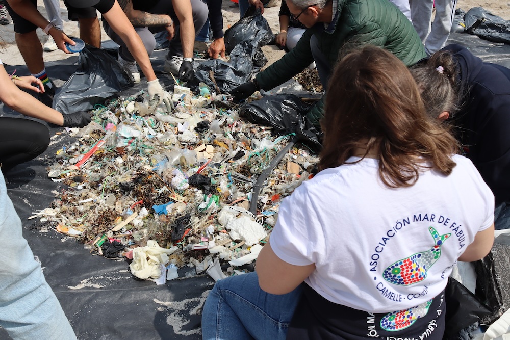 Limpeza da praia de Riazor de Mar de Fabula Erguete e Cis e Teixeiro-Clasificando