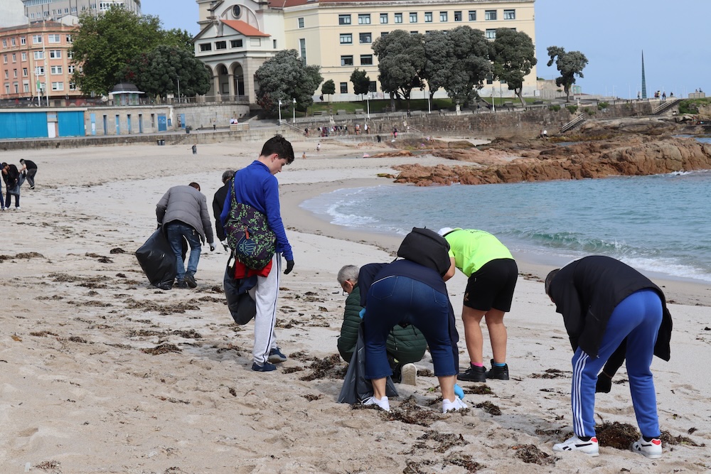 Limpeza da praia de Riazor de Mar de Fabula Erguete e Cis e Teixeiro
