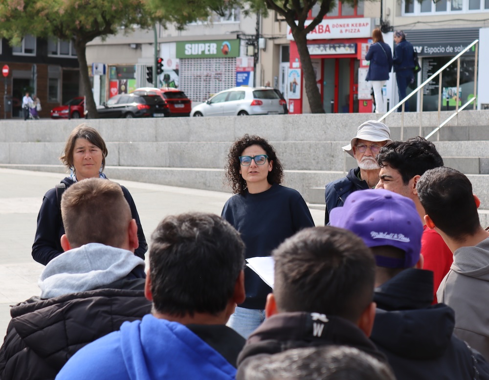 Rosaura Romo da Fundacion Erguete Integracion xunto con Virxinia e Xose Manuel Barros de Mar de Fabula