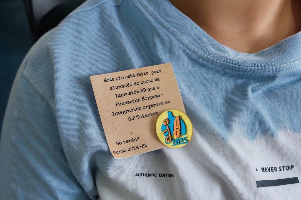 Pins da Fundacion Erguete Integracion para o alumnado do CEIP Emilia Pardo Bazan
