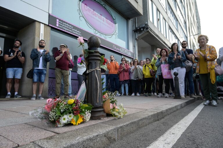 Un minuto de silencio e unha ofrenda floral lembran na Coruña a Samuel Luiz no aniversario do seu asasinato