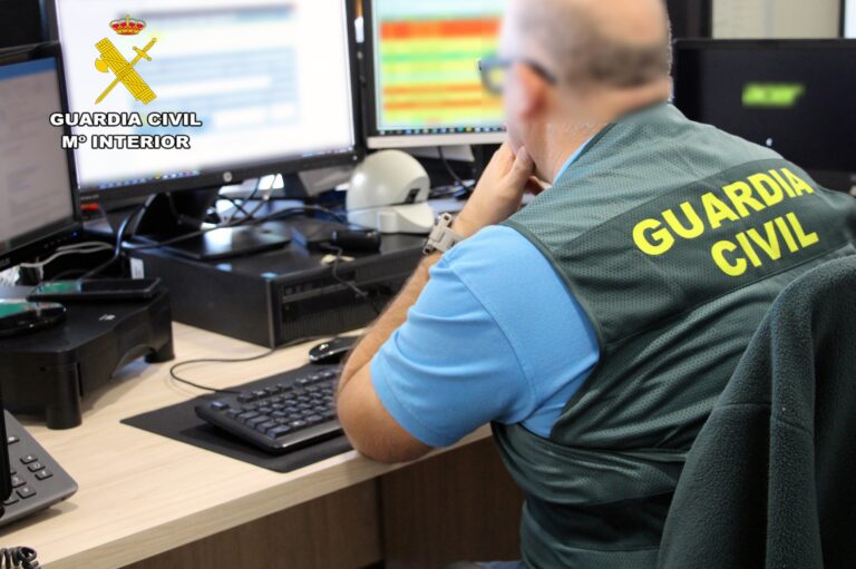 A Garda Civil da Coruña recupera 16.700 euros e bloquea outros 126.000 en fraudes de investimento e estafas de factura