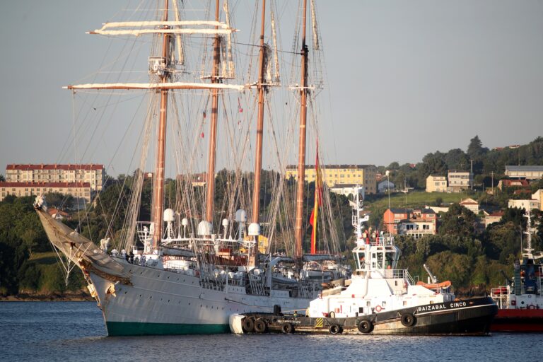 A bordo da memoria: o Elcano rende tributo á travesía esquecida de 1525 desde A Coruña ás illas Molucas