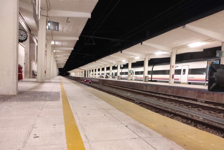 Investigan a morte dunha muller tras caer dunha plataforma na estación de tren da Coruña
