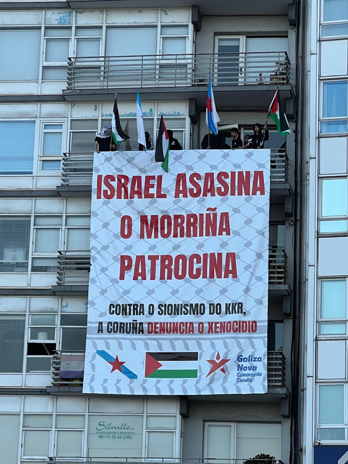 Pancarta contra Israel instalada nunha fachada de Linares Rivas en fronte do Morriña Fest