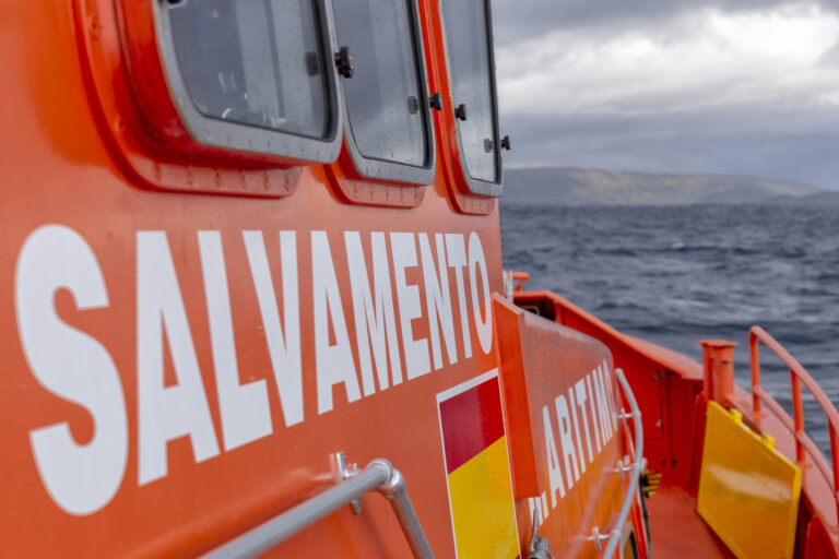 Salvamento Marítimo rescata dous tripulantes feridos dun buque fronte ás costas da Coruña