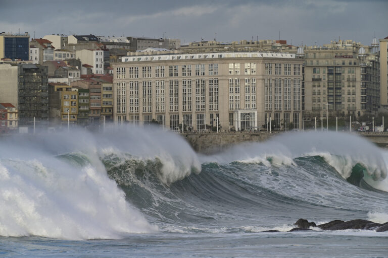 O noroeste da Coruña e a Costa da Morte en alerta por ondas superiores a 4 metros