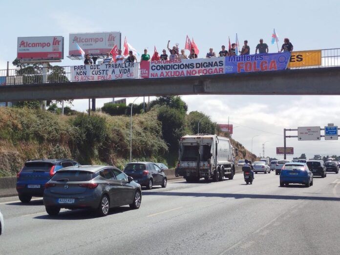 Imaxe da concentración das traballadoras do SAF da Coruña en Alfonso Molina