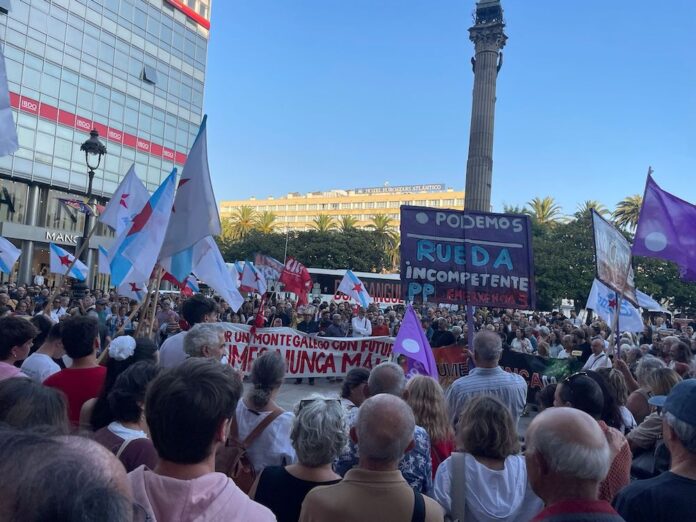 Multitudinaria concentración convocada no Obelisco contra a política forestal do PP / Claudia Varela Lourido
