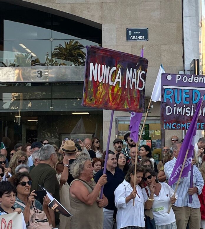Multitudinaria concentración convocada no Obelisco contra a política forestal do PP / Claudia Varela Lourido