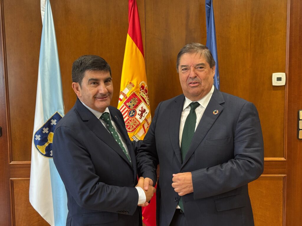 Pedro Branco subliña ao novo subdelegado do Goberno na Coruña, Xullo Abalde, a importancia das medidas sociais. DELEGACIÓN DO GOBERNO