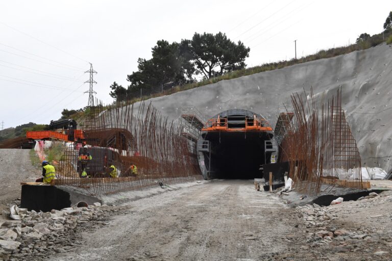 Finalizada a escavación dos túneles e galerías nas obras do acceso ferroviario ao porto exterior da Coruña